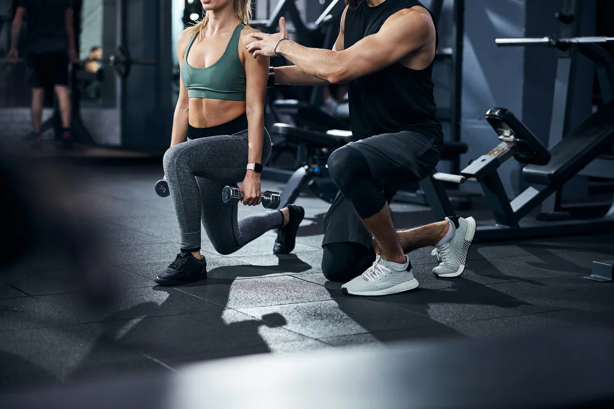 Moderner Trainingsbereich mit Hanteln und Cardio-Geräten