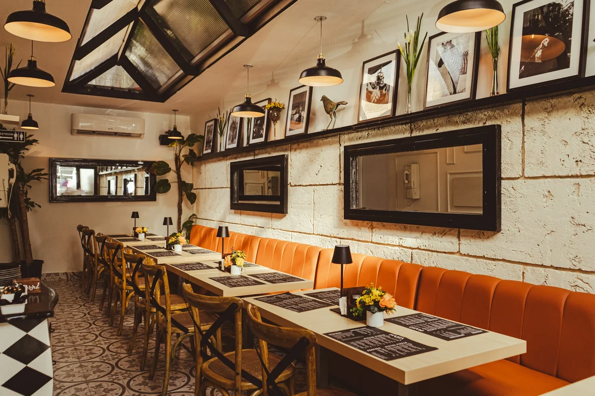 Frisch gebackene Margherita Pizza aus dem Holzofen