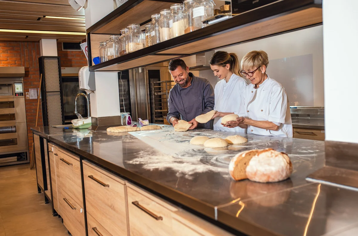 جزء من المطبخ في مطعم Punjabi Dhaba الأصيل بجدّاف، دبي